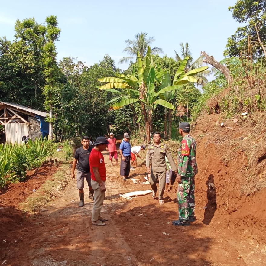 Warga Desa Kemranggon Gelar Gotong Royong Perbaikan Jalan Menuju Area Pertanian